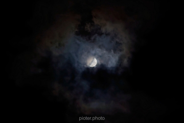 Księżyc w chmurach